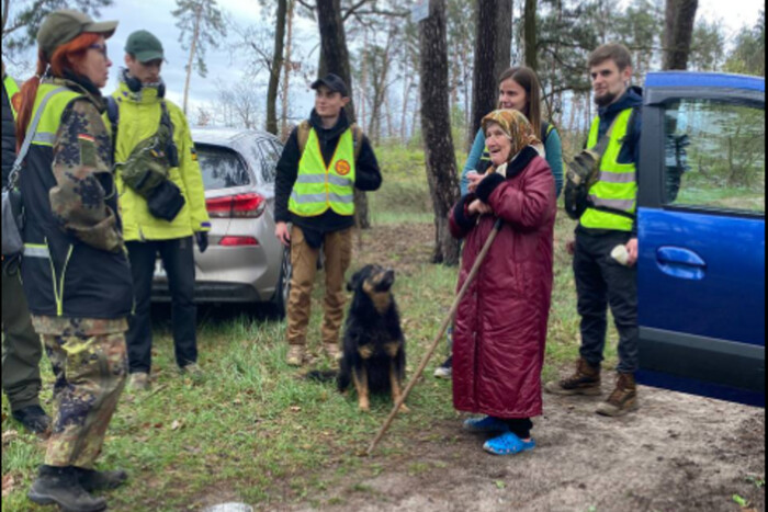 Кінологічний пошуковий загін врятував літню жінку, яка зникла на Київщині (фото)