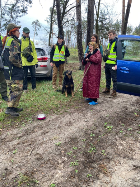 Кінологічний пошуковий загін врятував літню жінку, яка зникла на Київщині (фото)