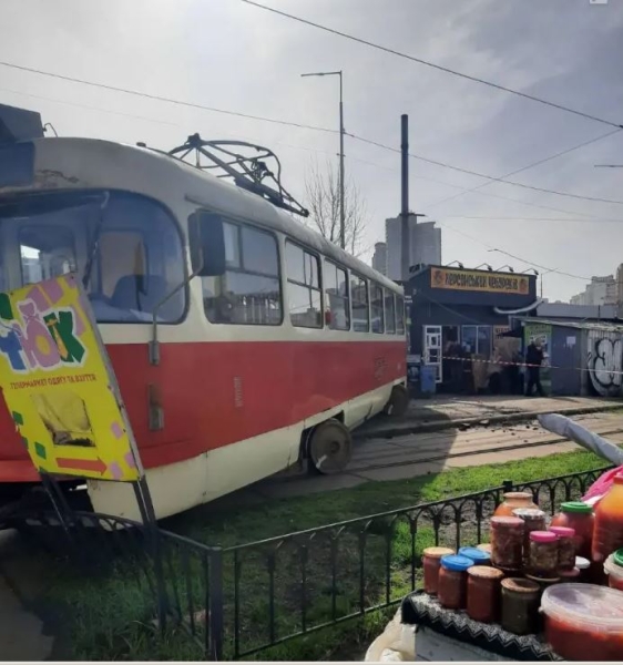 На Позняках трамвай зійшов із рейок і врізався у базар (фото, відео)