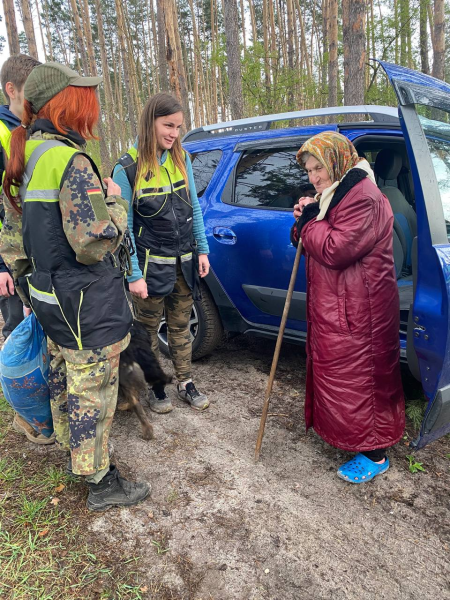 Кінологічний пошуковий загін врятував літню жінку, яка зникла на Київщині (фото)