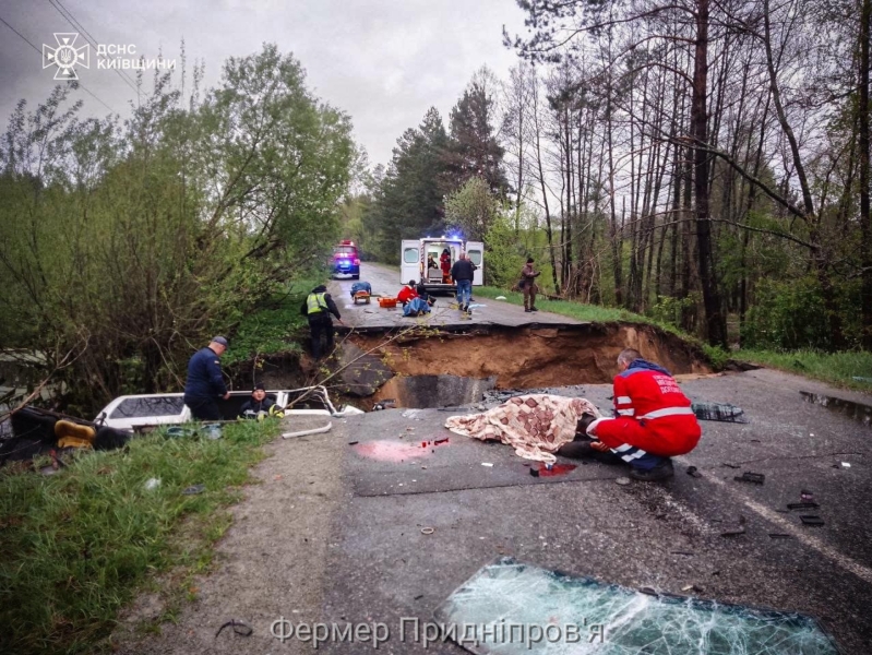 В Іванківській ТГ Київщини мікроавтобус з пасажирами провалився в провалля