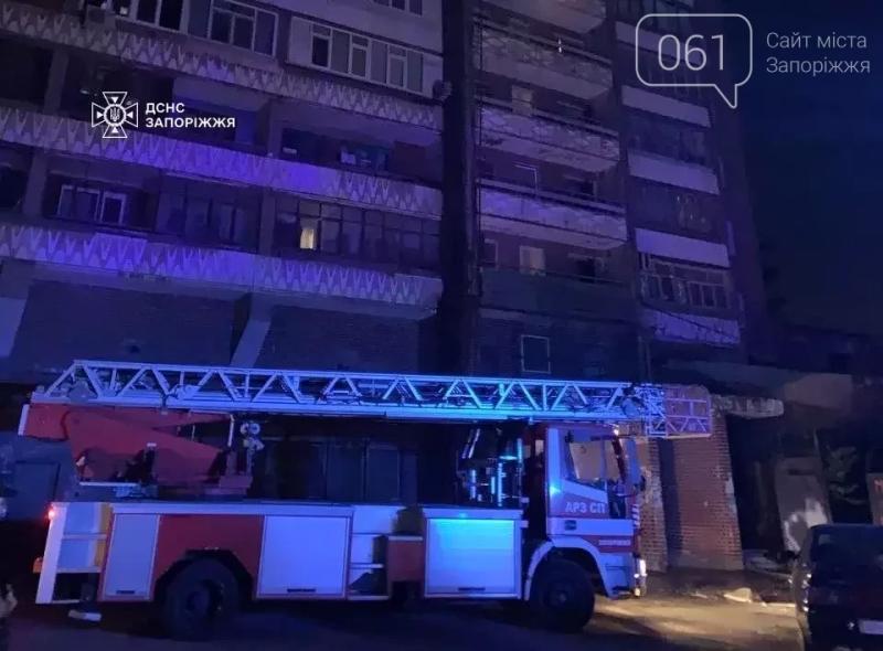 Вночі 33 рятувальника гасили пожежу в багатоповерховому будинку в Запоріжжі