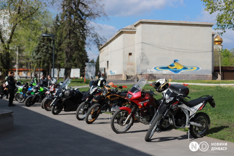 Мототусовка біля лінії фронту. Як донбаські байкери відкрили сезон