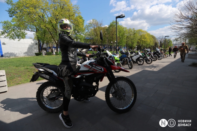 Мототусовка біля лінії фронту. Як донбаські байкери відкрили сезон