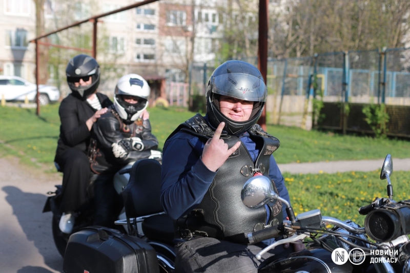 Мототусовка біля лінії фронту. Як донбаські байкери відкрили сезон