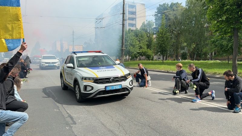 На колінах та з квітами в руках вінничани зустрічали полеглого воїна Назарія Гринцевича