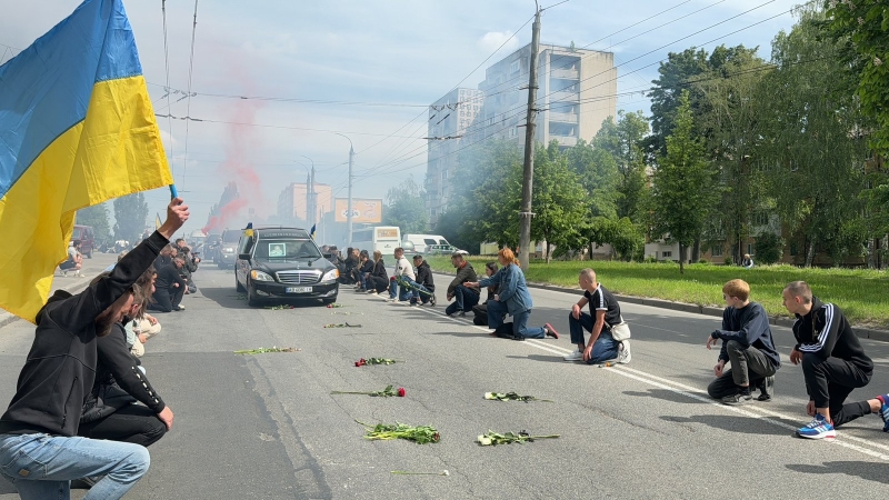 На колінах та з квітами в руках вінничани зустрічали полеглого воїна Назарія Гринцевича