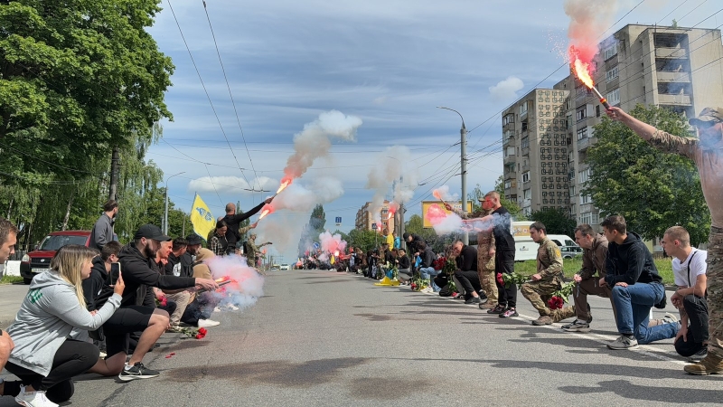 На колінах та з квітами в руках вінничани зустрічали полеглого воїна Назарія Гринцевича