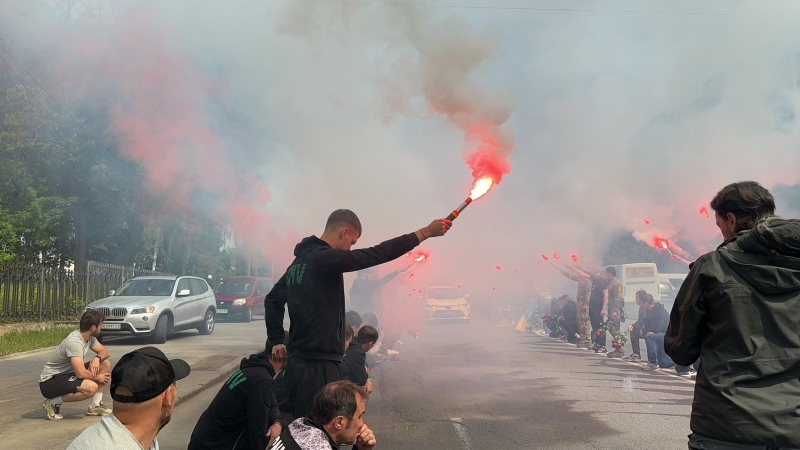 На колінах та з квітами в руках вінничани зустрічали полеглого воїна Назарія Гринцевича