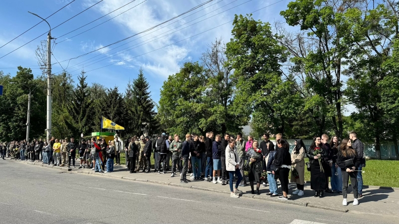 На колінах та з квітами в руках вінничани зустрічали полеглого воїна Назарія Гринцевича