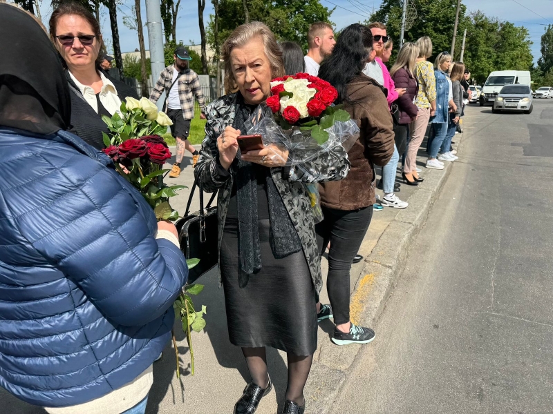 На колінах та з квітами в руках вінничани зустрічали полеглого воїна Назарія Гринцевича