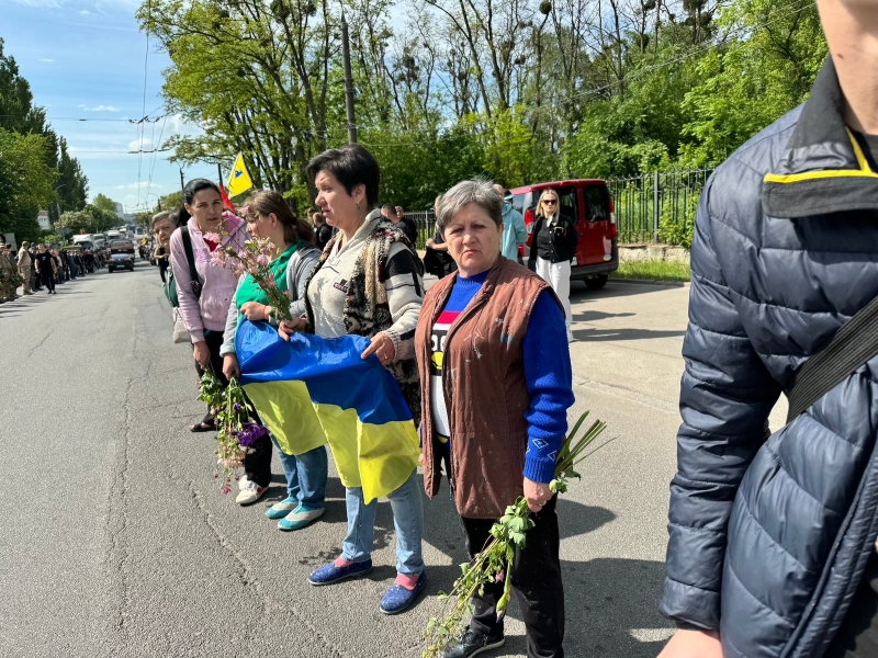 На колінах та з квітами в руках вінничани зустрічали полеглого воїна Назарія Гринцевича