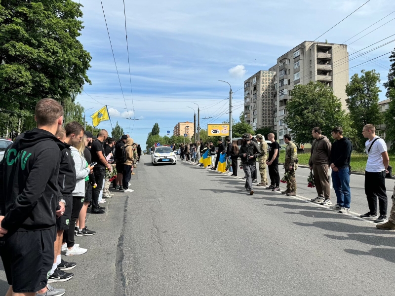 На колінах та з квітами в руках вінничани зустрічали полеглого воїна Назарія Гринцевича