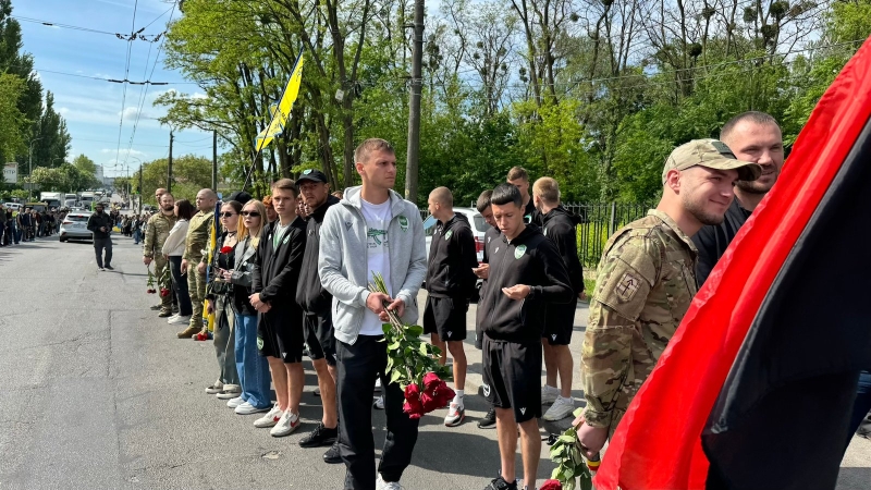 На колінах та з квітами в руках вінничани зустрічали полеглого воїна Назарія Гринцевича