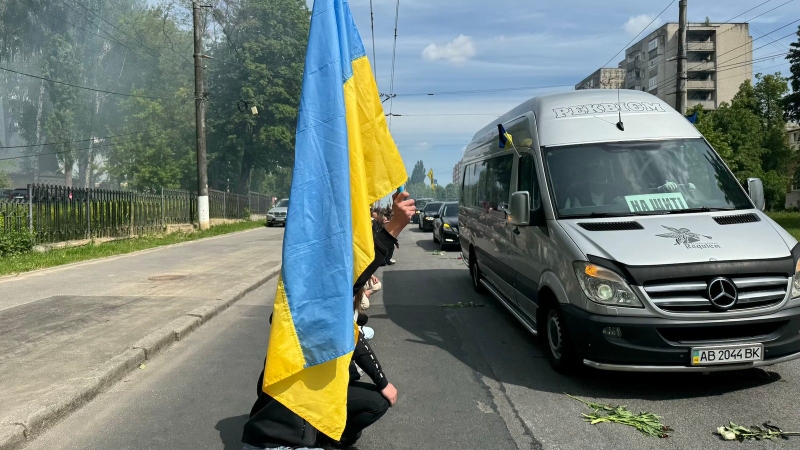 На колінах та з квітами в руках вінничани зустрічали полеглого воїна Назарія Гринцевича