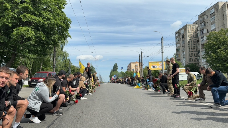 На колінах та з квітами в руках вінничани зустрічали полеглого воїна Назарія Гринцевича