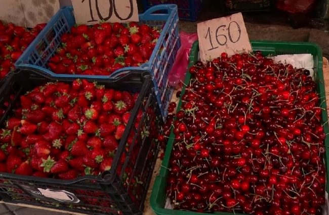 Рівняни не надто купують черешню, бо ціна «золота»