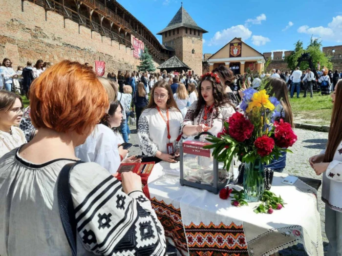 Студенти ВНУ імені Лесі Українки на День вишиванки зібрали для ЗСУ понад 60 тисяч гривень