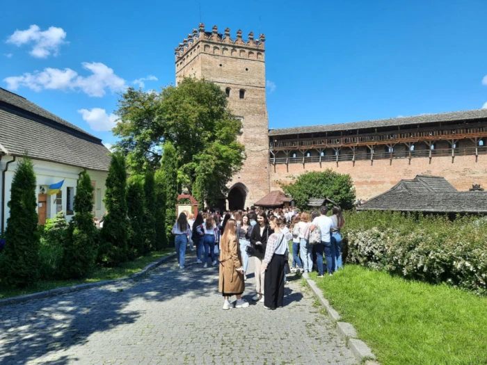 Студенти ВНУ імені Лесі Українки на День вишиванки зібрали для ЗСУ понад 60 тисяч гривень