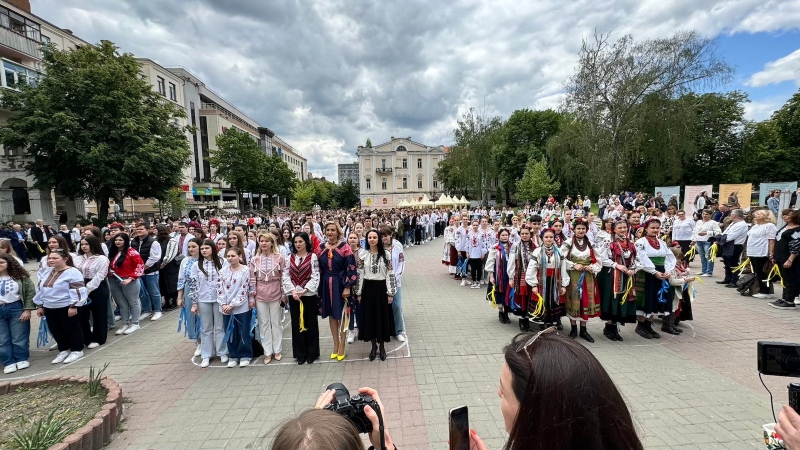 У центрі Вінниці відбувся флеш-моб до Дня вишиванки (Фоторепортаж)