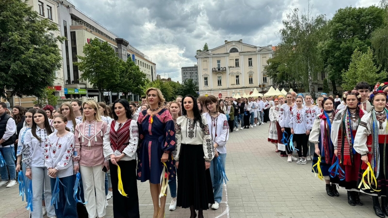 У центрі Вінниці відбувся флеш-моб до Дня вишиванки (Фоторепортаж)