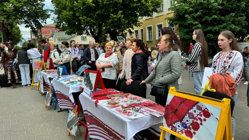 У центрі Вінниці відбувся флеш-моб до Дня вишиванки (Фоторепортаж)