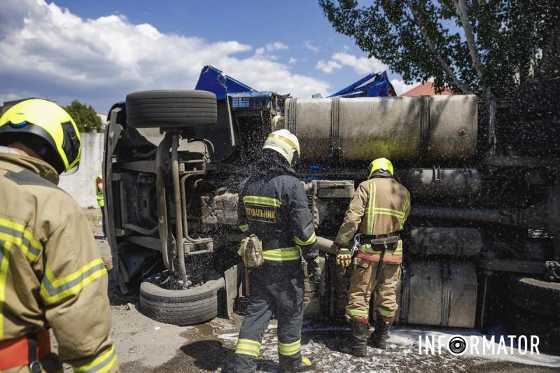 У Дніпрі на Журналістів перекинулася фура Renault з металом: машині відірвало дах, водія та пасажирку шпиталізували