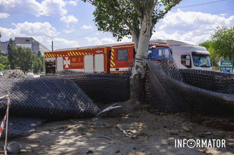 У Дніпрі на Журналістів перекинулася фура Renault з металом: машині відірвало дах, водія та пасажирку шпиталізували