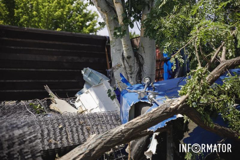 У Дніпрі на Журналістів перекинулася фура Renault з металом: машині відірвало дах, водія та пасажирку шпиталізували