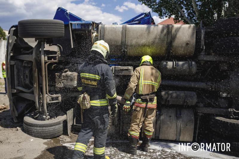 У Дніпрі на Журналістів перекинулася фура Renault з металом: машині відірвало дах, водія та пасажирку шпиталізували