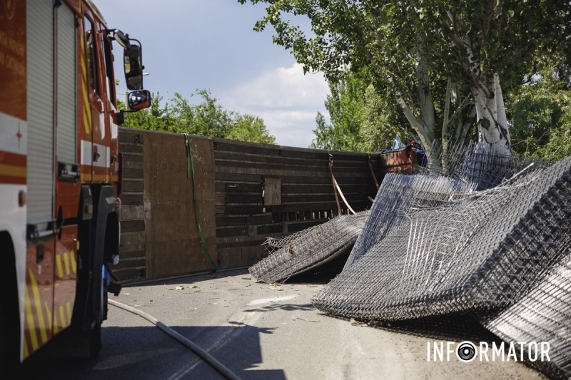 У Дніпрі на Журналістів перекинулася фура Renault з металом: машині відірвало дах, водія та пасажирку шпиталізували