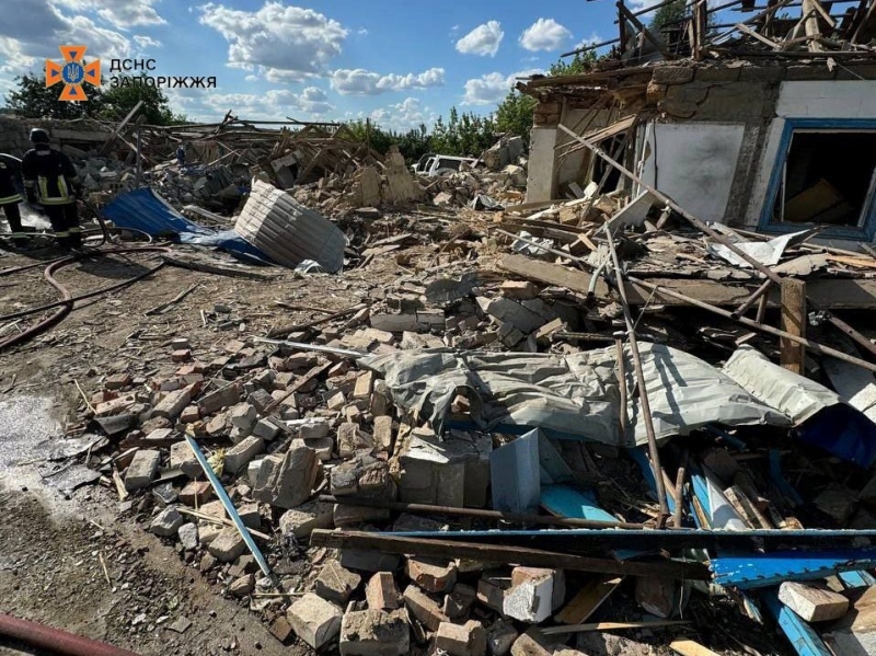 На Гуляйпільщині внаслідок ворожих обстрілів виникли три пожежі: згоріли автівка і гараж