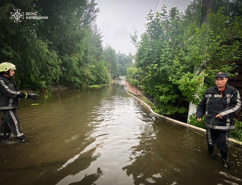 Негода на Київщині: рятувальники відкачують воду з підтоплених будинків (фото)