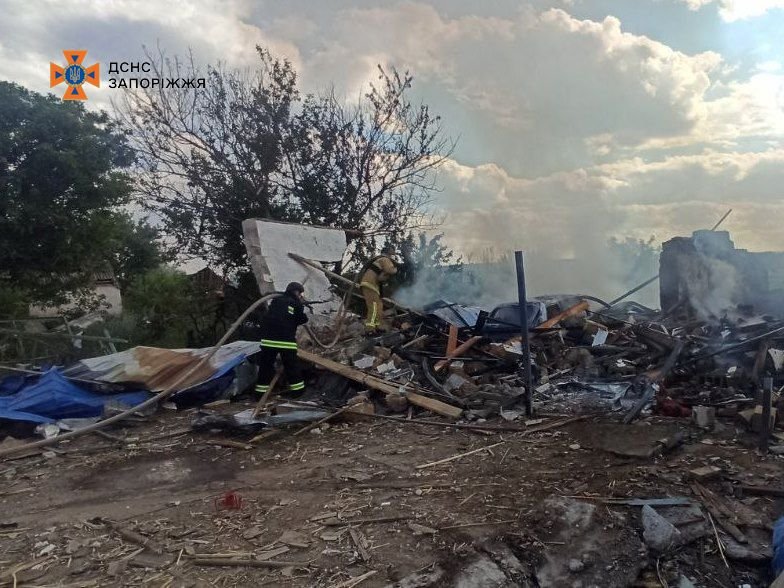 На Гуляйпільщині внаслідок ворожих обстрілів виникли три пожежі: згоріли автівка і гараж