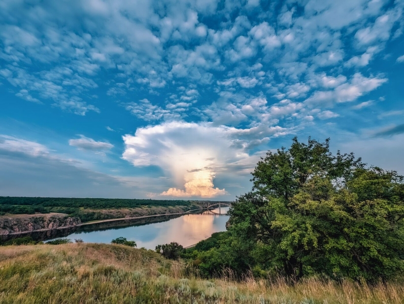 Над Запоріжжям спостерігали незвичайну хмару, що нагадує гриб, - ФОТО