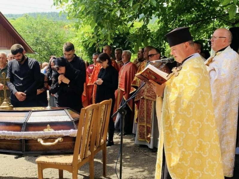 На Тернопільщині провели в останню дорогу загиблого військового Романа Кашарабу (ФОТО)