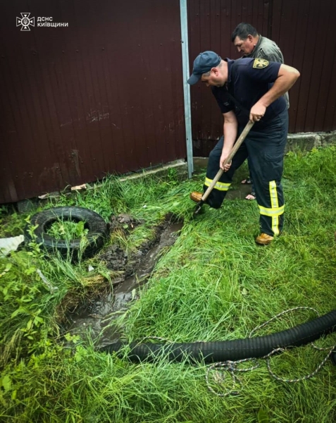 Негода на Київщині: рятувальники відкачують воду з підтоплених будинків (фото)