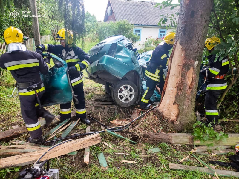 ДТП на Рівненщині: пасажир загинув, водія рятують, а від авто - мало що залишилося (ФОТО)