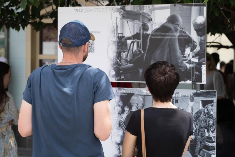 «Два століття – одна війна». Одноденну виставку, що об’єднує фото із двох воєн – Другої світової та російсько-української – розгорнули на площі Театральній в Ужгороді