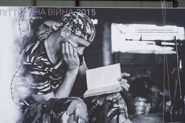 «Два століття – одна війна». Одноденну виставку, що об’єднує фото із двох воєн – Другої світової та російсько-української – розгорнули на площі Театральній в Ужгороді