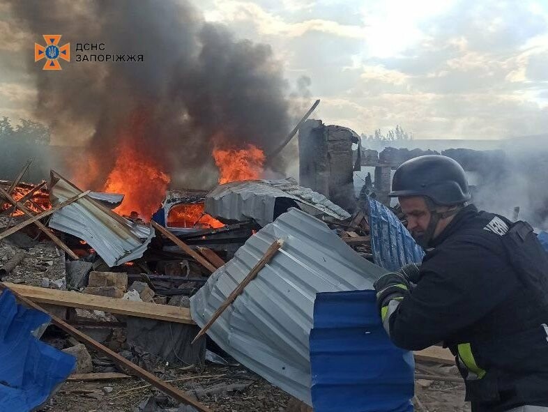 На Гуляйпільщині внаслідок ворожих обстрілів виникли три пожежі: згоріли автівка і гараж