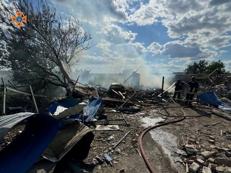 На Гуляйпільщині внаслідок ворожих обстрілів виникли три пожежі: згоріли автівка і гараж