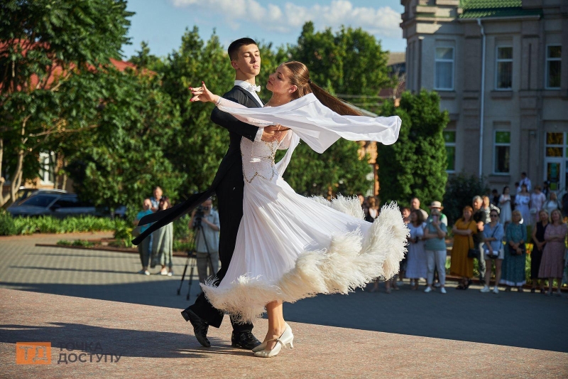 Фестиваль випускних вальсів вперше відбувся в Кропивницькому (ФОТОРЕПОРТАЖ)