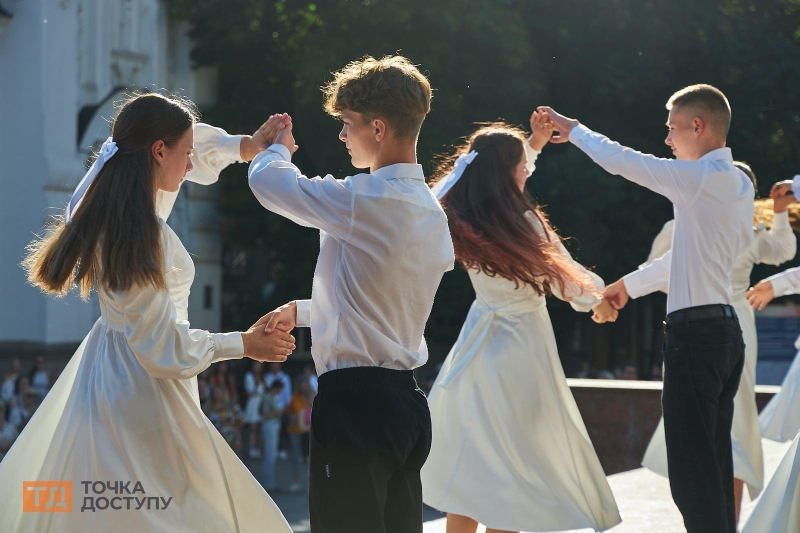 Фестиваль випускних вальсів вперше відбувся в Кропивницькому (ФОТОРЕПОРТАЖ)