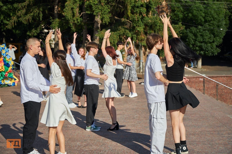 Фестиваль випускних вальсів вперше відбувся в Кропивницькому (ФОТОРЕПОРТАЖ)