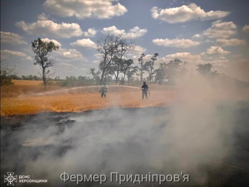 Херсонські поля горять через ворожі обстріли