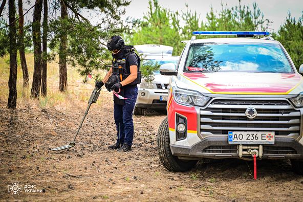 Піротехніки ДСНС Закарпаття знову розміновують території на Донеччині