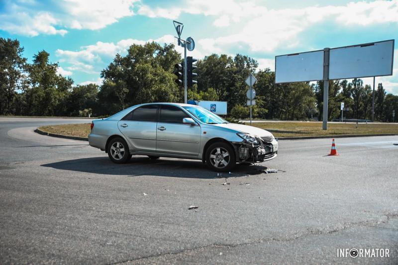 Світлофор не працював: у Дніпрі на Сонячній Набережній Toyota врізалась у Mercedes і той перекинувся