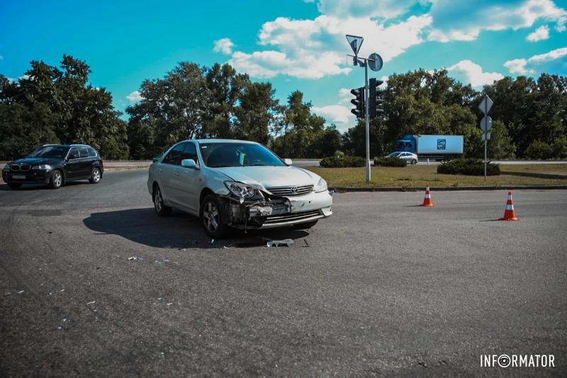 Світлофор не працював: у Дніпрі на Сонячній Набережній Toyota врізалась у Mercedes і той перекинувся