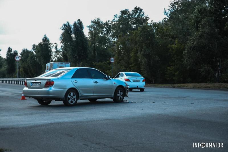 Світлофор не працював: у Дніпрі на Сонячній Набережній Toyota врізалась у Mercedes і той перекинувся